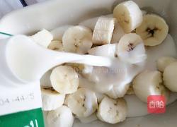 自制香浓香蕉口味冰激凌的做法图解1