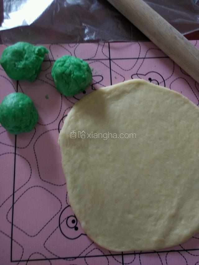 之后把白色面团擀成正方形，绿色部分分3份搓成长条