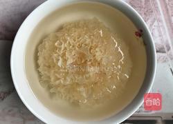 银耳鸡蛋糖水的做法图解1