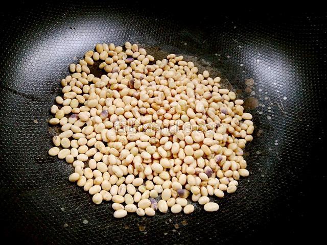 热锅，中火下入干黄豆翻炒