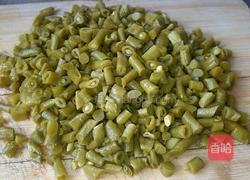 酸辣鸡丁的做法图解1