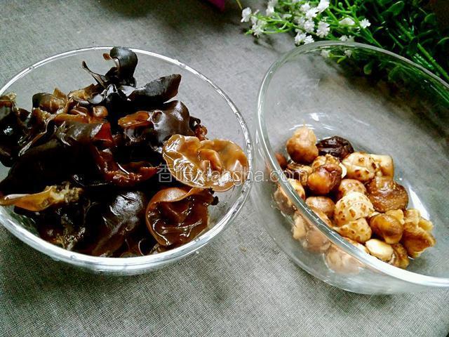 泡好的香菇，黑木耳洗净切块