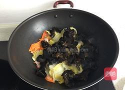 娃娃菜炒木耳的做法图解6