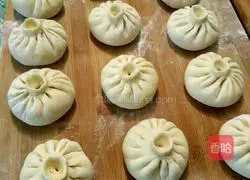 Illustration of how to make pork stuffed buns 12