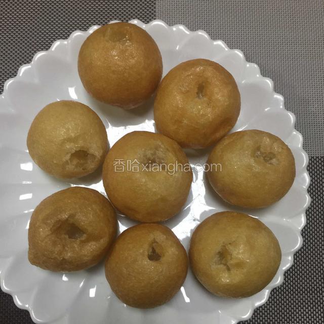 用筷子在油面筋上戳一个小洞