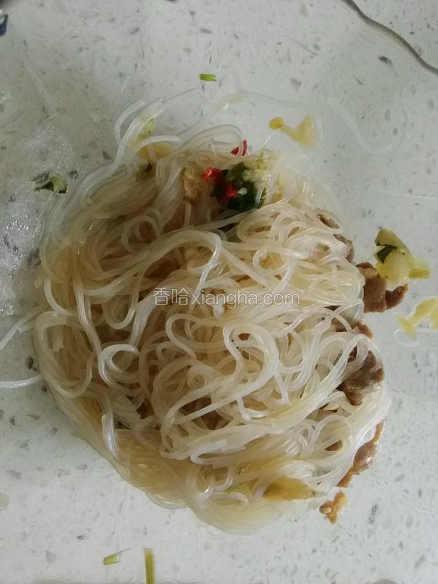 粉丝，泡发好焯水，加肉丝，加生抽醋，均匀搅拌。