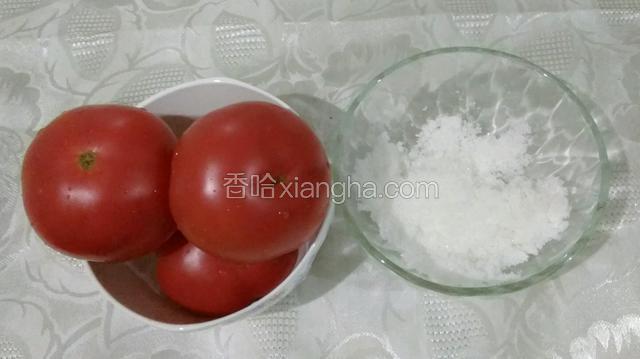 西红柿洗净，白糖加入少许盐拌匀。糖拌西红柿时放少许盐会更甜的。