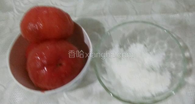 西红柿用开水烫一下，去皮。