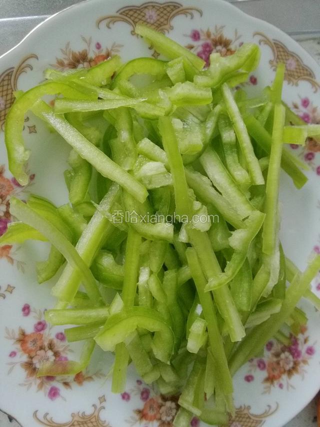尖椒洗净，切丝。