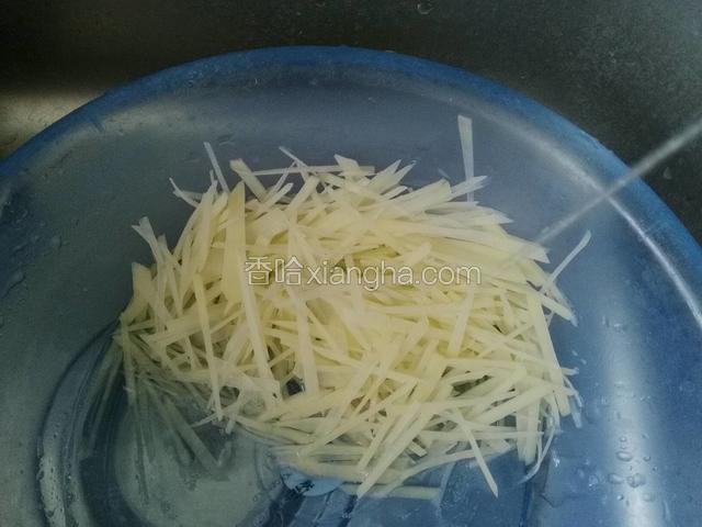 土豆切丝，凉水浸泡。