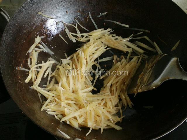 热油下锅煸炒土豆丝，加盐。