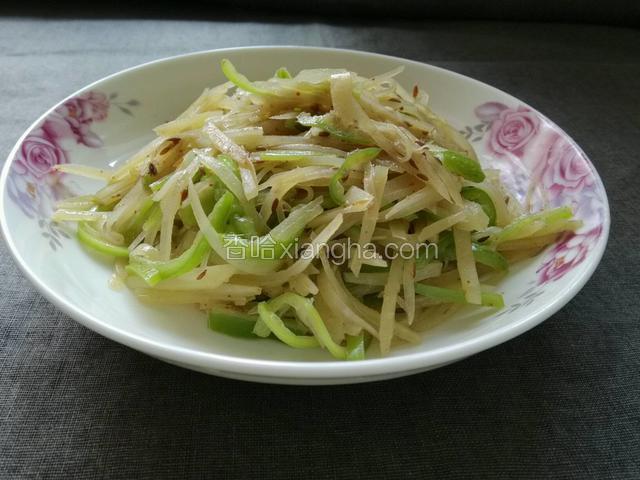 土豆丝变软，出锅即食。