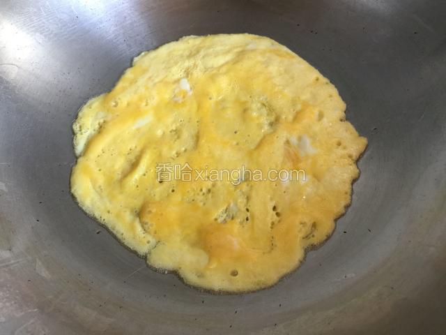 鸡蛋打入碗中搅散，锅内放油烧热，倒入蛋液，煎成薄薄的蛋饼。