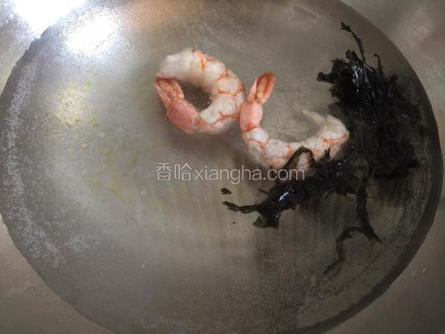 锅内倒入清水，放入虾仁和紫菜。