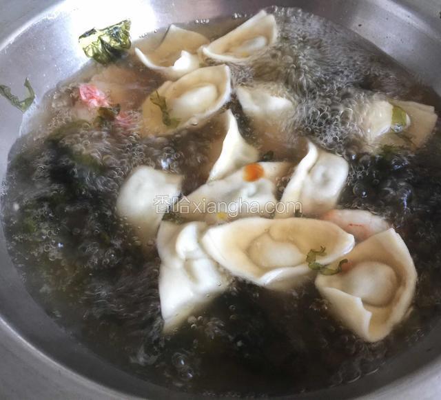 放入生抽和蚝油、盐调味后熄火。