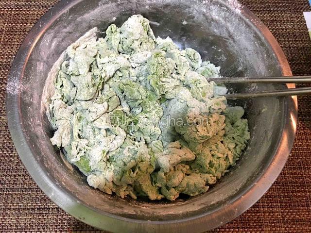 新鲜菠菜洗净后焯水榨成汁，加入面粉、白糖、酵母，用筷子搅拌成棉絮状