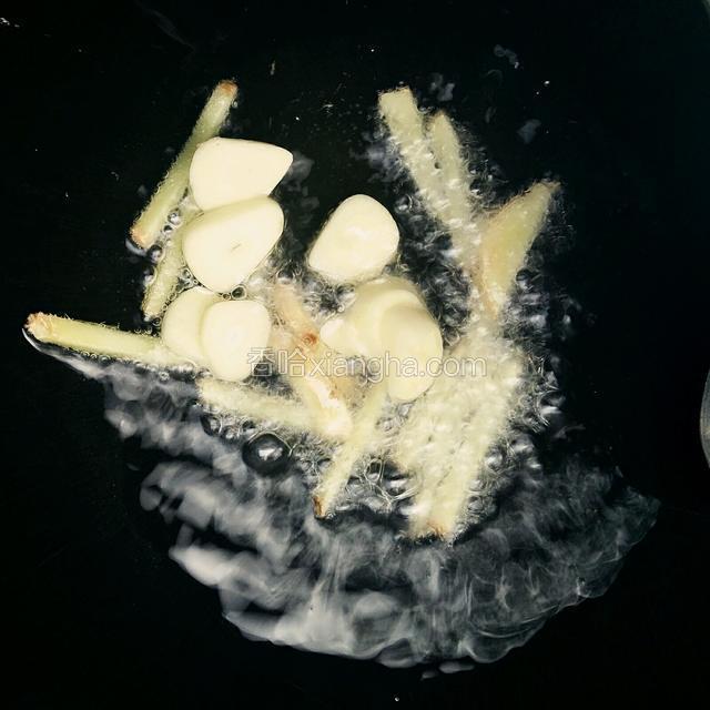 锅中油热后，爆香姜蒜
