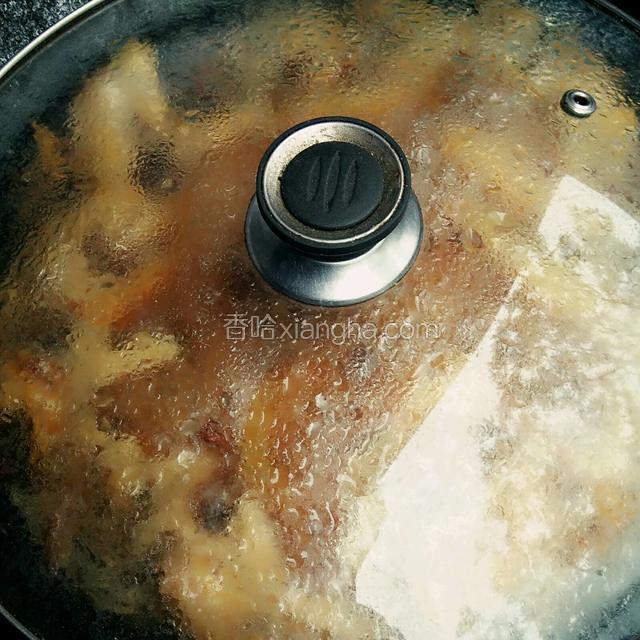 转小火慢慢卤制一个小时就可以了