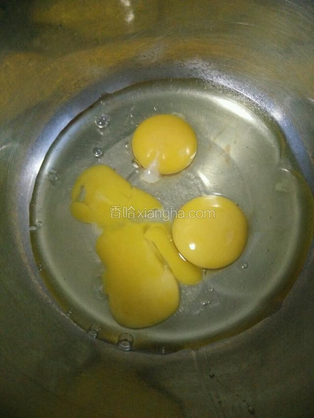 鸡蛋打入无水无油的容器中！