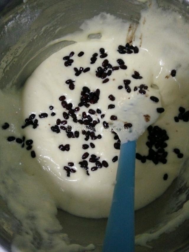 倒入适量的蜜红豆，上翻拌几下！