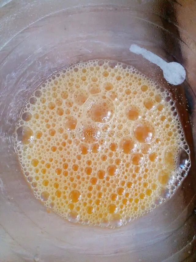 鸡蛋打散加盐