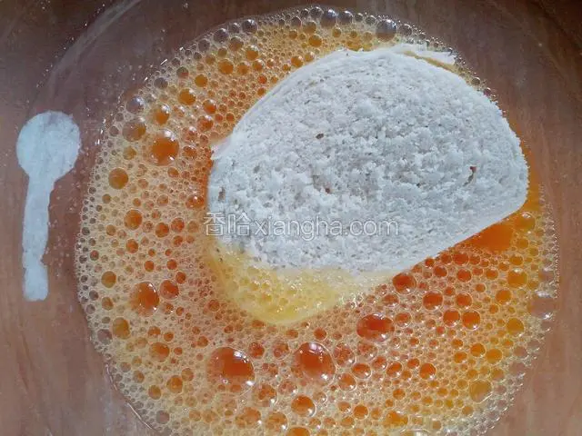 馒头片沾上蛋液
