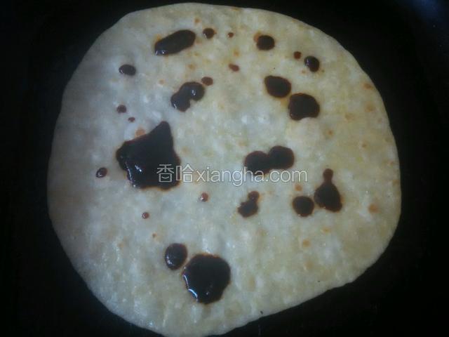 酱调好后，在饼上淋上酱汁