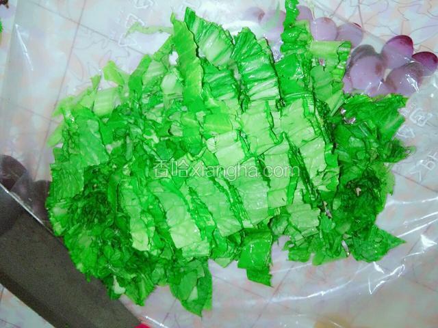 在桌子上垫张保鲜膜，用菜刀把菜切碎