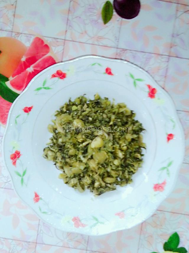 瞧，这颜色和味道比外面买的好多了呢！无论是配稀饭或是用来做酸菜鱼或是酸菜包或是酸菜饺子，都是超棒的哦