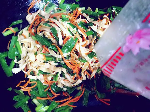 当韭菜断生炒入味关火，放入少许味精炒匀
