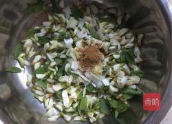 油煎槐花的做法图解1