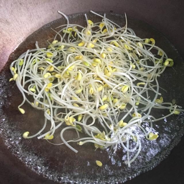 先将豆芽煮熟捞起沥干水分，煮过豆芽的水不要倒。