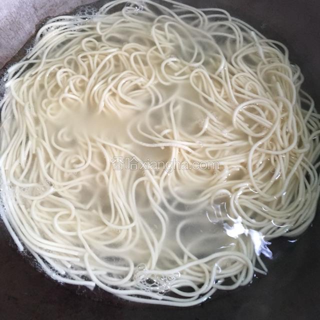 煮过豆芽的水中放少许盐，将面条煮熟捞起沥干水分