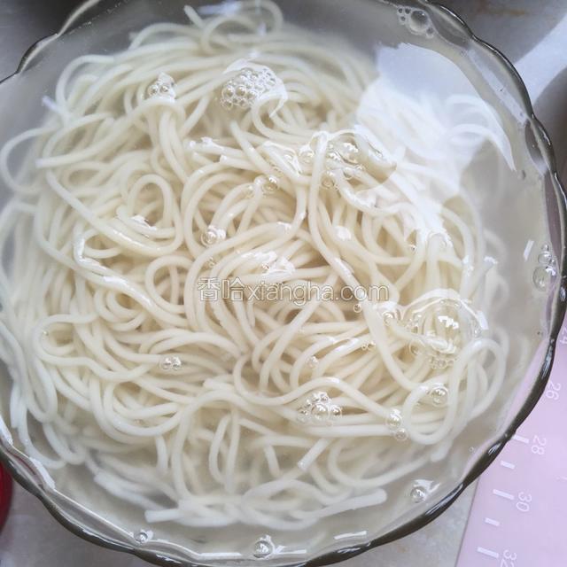 把煮熟的面条放入冰水浸着（或者凉开水浸）