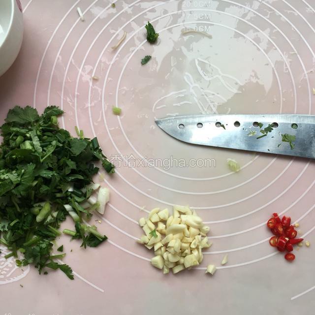 把葱、香菜，蒜蓉，辣椒切粒