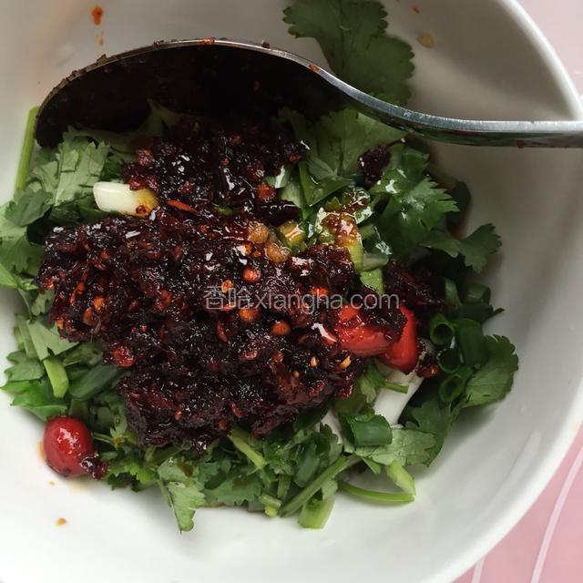 把香菜蒜蓉等用个碗盛起，加入香醋，食用油，酱油和二勺老干妈拌匀