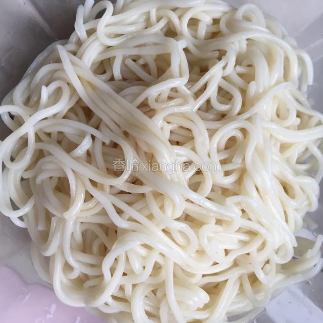 捞起面条沥干水分，放二滴芝麻油拌匀