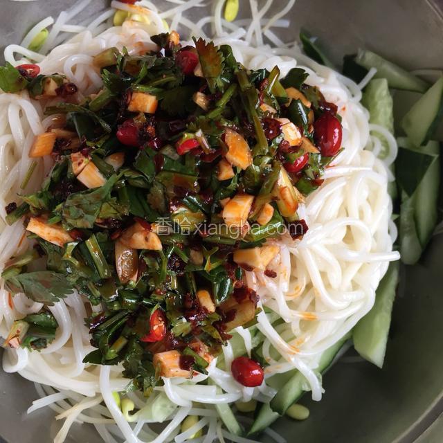 将材料，面条，酱料全部合并拌匀