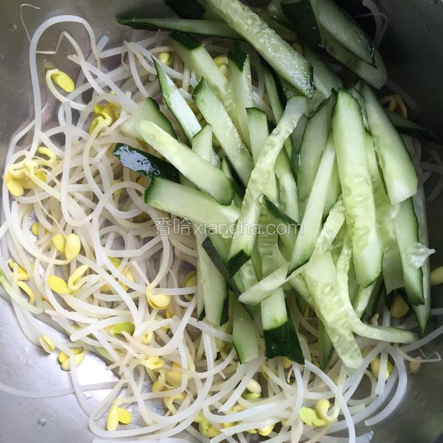 青瓜切件与豆芽合并