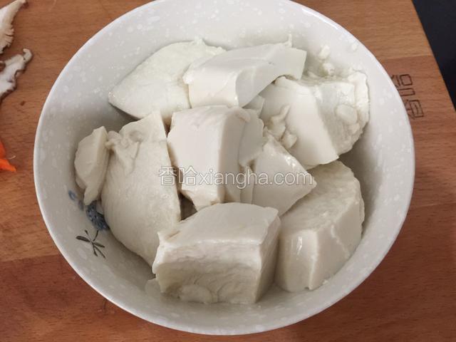 把嫩豆腐放入碗里。