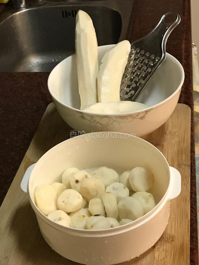 材料买的时候已经是去皮的，回家后洗净就好。马蹄可以整个吃，也可以切成碎粒。姜薯可以切成小段，也可以用削皮刀削成薄片。我神差鬼使的拿错成擦板，也行，更加偷懒了。