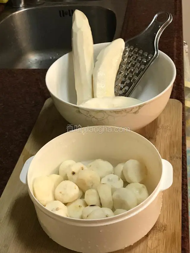 材料买的时候已经是去皮的，回家后洗净就好。马蹄可以整个吃，也可以切成碎粒。姜薯可以切成小段，也可以用削皮刀削成薄片。我神差鬼使的拿错成擦板，也行，更加偷懒了。