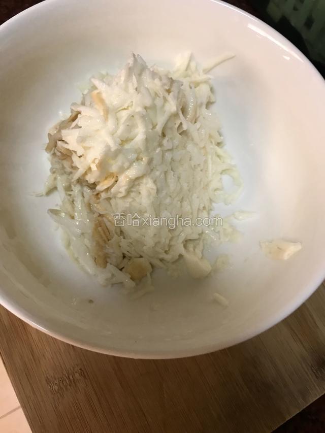 擦丝后的姜薯，有一小部分已经开始氧化。