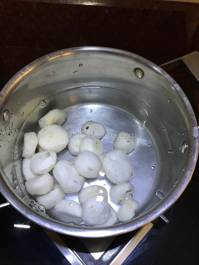 冷水下锅，马蹄一起放入，煮至沸腾。