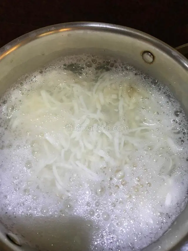 水开后放入姜薯丝，要多搅拌，以免糊底。姜薯是有粘质的，擦丝后更粘糊了。（水要保持沸腾状态）
