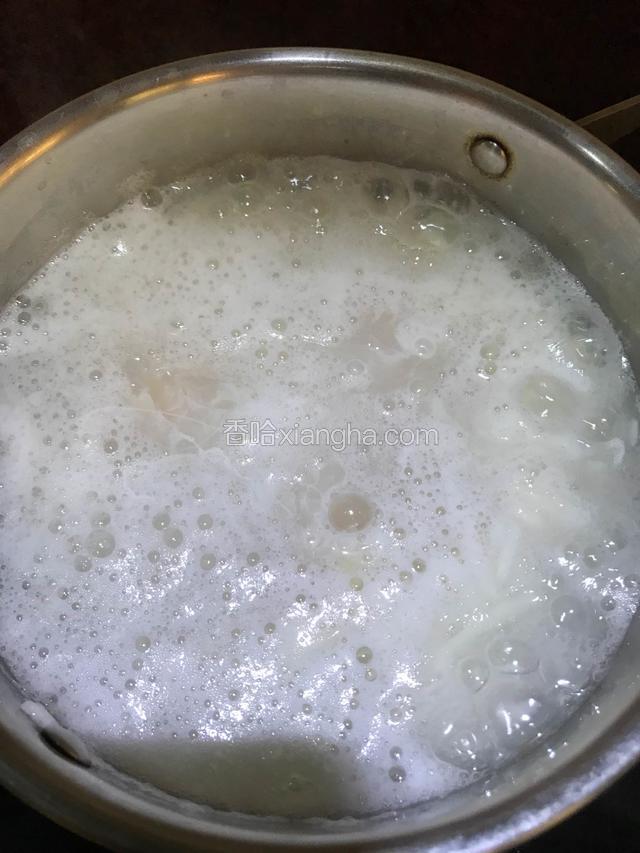 水快要沸腾时磕入鸡蛋，不要搅拌，待再次沸腾便可关火，加入适量白糖调味，便完成了。（鸡蛋沉下去了，等我磕完鸡蛋拿起手机它已经完全看不见了）