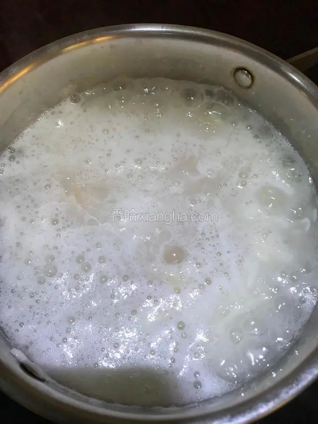 水快要沸腾时磕入鸡蛋，不要搅拌，待再次沸腾便可关火，加入适量白糖调味，便完成了。（鸡蛋沉下去了，等我磕完鸡蛋拿起手机它已经完全看不见了）