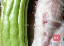 苦瓜炒猪肉的做法图解1