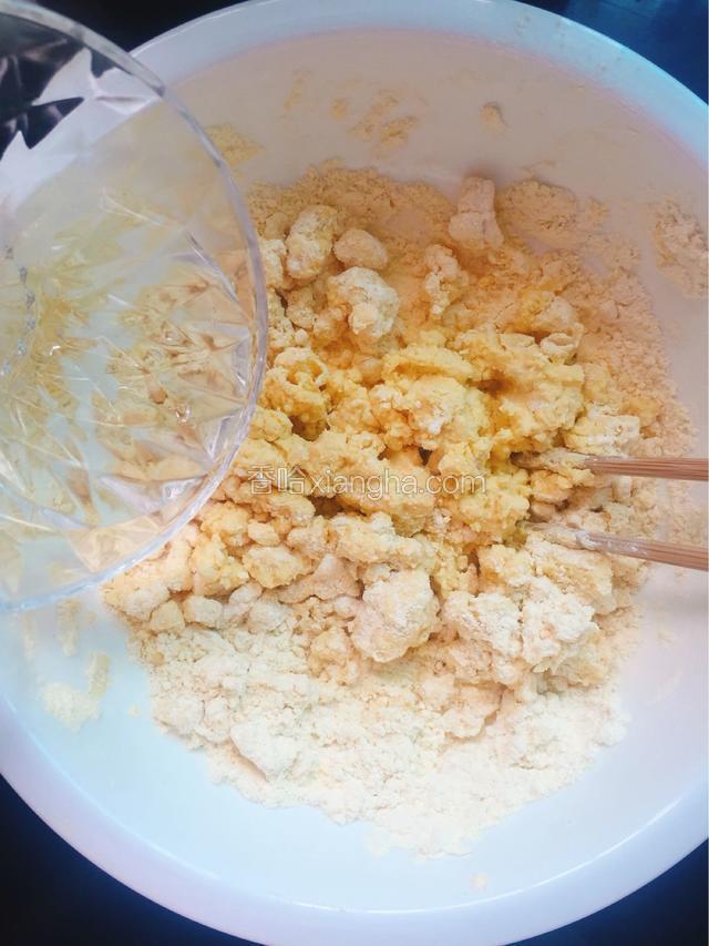 缓缓加入温水，用筷子搅拌成絮状。