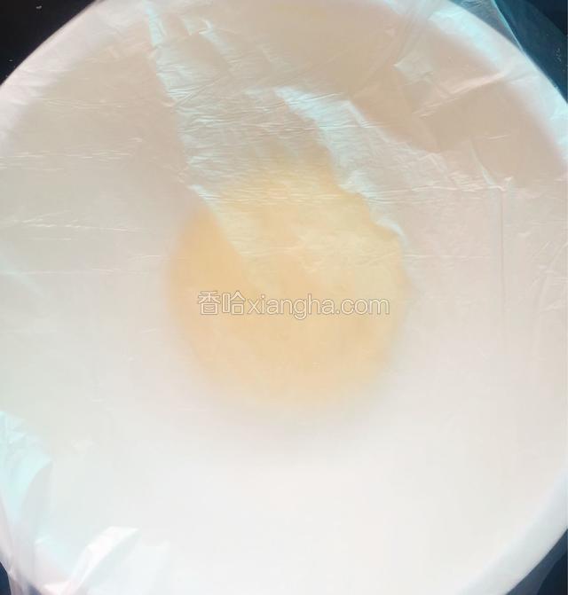 盖上保鲜膜，醒30分钟。